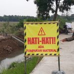 Warga Desa Karang Satu Luka Berat Akibat Tabrak Tumpukan Material Proyek, Siapa Tanggung Jawab?