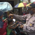 Ketahuan Tidak Pakai Masker, Warga Jadi Malu Saat Diberi Masker Petugas
