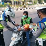 Antisipasi Gelombang C19, Personil Gabungan Polres Gresik Bagikan Masker Dalam Ops Zebra Semeru 2021