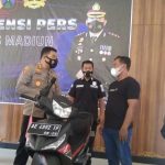 Pria Kurus Ngajak Ngobrol, Lalu Bawa Kabur HP & Sepeda Motor Pak Petani