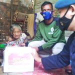 Brimobda Aceh Bagi Sembako Untuk Warga Terdampak Covid-19