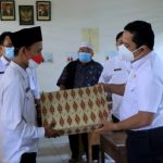 Raih Penghargaan Dari KPK, Arief Berikan Beasiswa Kepada Operator Sekolah