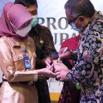 Sepatu Bupati Sukabumi dan Istri di Lelang Demi Anak Yatim