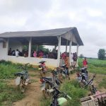 Terjebak Jalan Rusak,Nakes Vaksin Polres Pakai Jasa Ojek