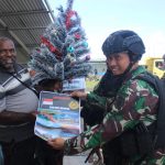 Sambut Perayaan Natal, Satgas Yonif PR 431/SSP Berbagi Kebahagiaan Dengan Warga Ndunga