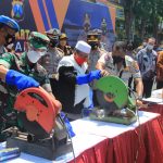 Polrestabes Surabaya Musnahkan Ribuan Botol Miras dan Knalpot Brong 