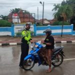 Sosialisasi 5M, Unit Lantas Polsek Kramatwatu Bagikan Masker Gratis