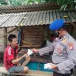 Bagikan Masker Gratis, Personel Polda Banten Ingatkan Warga di Pesisir Soal Prokes