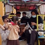 Gunakan Odong-odong, Polres Kepulauan Seribu Jemput Para Siswa Untuk Divaksin COVID-19