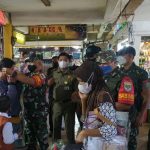 Bersama Tiga Pilar, Babinsa Koramil 02/Pondok Gede Laksanakan Operasi PPKM di Pasar Kranggan