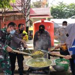 Sinergitas TNI- Polri Masak Makan Siang Untuk Warga Terdampak Banjir