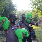 Kapolres Bungo Bersama Personil Berikan Bansos Dari Kapolda Jambi Kepada Masyarakat Terdampak Banjir