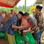 Brigpol Maidani Salurkan 110 Paket Sembako Kepada Warga Limbur Lubuk Mengkuang