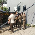 Satpol-PP Kota Tangerang Kembali Tebang Tiang Tumpu Internet Yang Melanggar Aturan