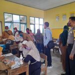 Polsek Kopo Dampingi Nakes Vaksinasi Untuk Siswa Sekolah Dasar di Kecamatan Kopo