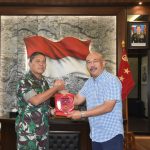Letjen TNI AM Putranto Komandan Kodiklat TNI AD di Ganjar Penghargaan Oleh Media Suryapagi