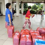 Sudin Sosial Terus Pasok Makanan Siap Saji dan Kebutuhan Warga Korban Banjir di Jakarta Barat