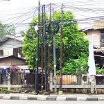 Tiang Jaringan Internet Kuasai Badan Jalan,PU Bina Marga Jakbar Diminta Panggil Pengusahanya