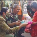 Pangdam XVI/Pattimura Berikan Langsung Bantuan Kemanusiaan kepada Warga Pulau Haruku