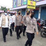 Aparat Kepolisian Bersama Aparatur Pemerintahan Kecamatan Sindang Jaya Blusukan Edukasi Protokol Kesehatan