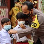 Kapolres Bungo Bungo, Selalu Ada Cara Semangati Siswa-Siswi SDN 48 Padang Palangeh Untuk Di Vaksin