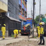 Petugas Sudis Bina Marga Tertibkan Kabel Jaringan Internet Yang Merusak Keindahan Kota