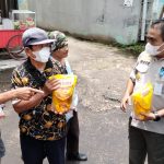 Saat Langka, Satpol PP Kota Tangerang Bagikan Minyak Goreng ke Warga