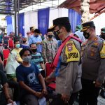 Kapolda Jawa Timur Tinjau Vaksinasi Kepada Masyarakat Pesisir di Gresik