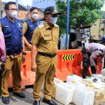 Sachrudin Tinjau Pendistribusian 10 Ton Minyak Goreng Curah Kepada Pedagang Pasar Anyar