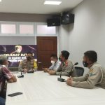 Kapolres Gresik Sampaikan Salam Dari Kapolri dan Kapolda Jatim Kepada Keluarga Saputra