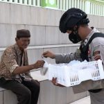 Cara Humanis Polres Sarolangun Ingatkan Prokes Sambil Berbagi Takjil