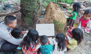 Polisi Keturunan SAD Ajarkan Anak-anak SAD di Air Hitam Membaca Buku