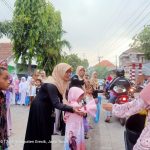 Berbagi Takjil, Cara Jitu KB & RAM Roudlotul Ulum Tanamkan Rasa Kepedulian Pada Anak Usia Dini