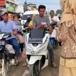 SMAN 1 Tanah Jambo Aye Bagikan Takjil kepada Pengguna Jalan