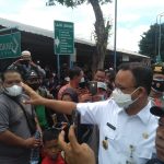 Bus Terlambat Datang, Anis Tinjau Pemudik Yang Numpuk di Terminal Kalideres