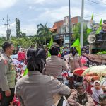 Ratusan Eks Karyawan New Era Ruerindo Gelar Unras di Depan PN Gresik, Kapolres Turun Langsung Berikan Himbauan