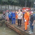 Mayat Bocah (4,5th) Berhasil Dievakuasi BPBD Bersama Bhabinkamtibmas Polsek Jatiuwung Polres Metro Tangerang Kota