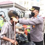 Operasi Patuh Jaya, Kapolres Jakbar Berikan Helm Gratis dan Berikan Teguran Pada Pemotor