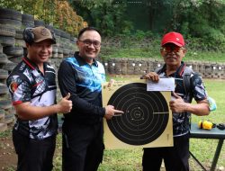Meriahkan HUT Bhayangkara, Kapolres Metro Jakbar Ikuti Lomba Menembak
