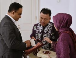 Ketum BPC HIPMI Bungo Mewakili BPD HIPMI Jambi Bawakan Batik Untuk Gubenur DKI Jakarta