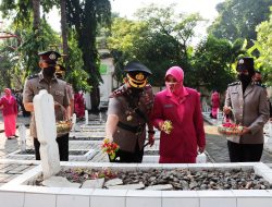 Peringati HUT Bhayangkara Ke 76, Polres Gresik Tabur Bunga di Taman Makam Pahlawan