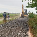 PJ Bupati Bekasi Perbaiki Jalan Dengan Bahan Limbah Bekas Peleburan Besi