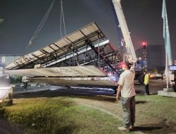 Satpol PP DKI Jakarta Bongkar Tiang Reklame Yang Sudah Keropos di Daan Mogot