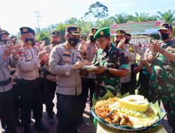 Dandim 0420 Sarko, Beri Kejutan Tumpeng di HUT Bhayangkara 76 Ke Polres Sarolangun