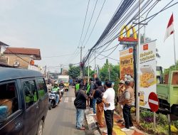 Pemkot Tangsel Bersama APJATEL Cabut Tiang Provider di Trotoar Jalan