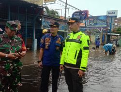Kasdim 0506/Tgr Dampingi Kapolres Tinjau Lokasi Banjir di Ciledug