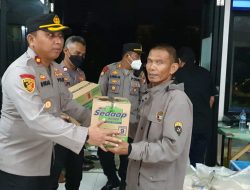 Kapolsek Kembangan Salurkan Bantuan Untuk Warga Korban Banjir