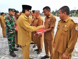 Pj Bupati Aceh Utara Bagikan Ratusan Bendera untuk Masyarakat