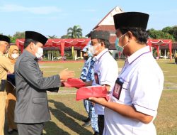 Sekda Kabupaten Tangerang Bagikan Simbolis Bendera Merah Putih