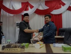 PJ Bupati Sarolangun Hadiri Paripurna DPRD Tingkat I Penyampaian RKUA dan PPAS